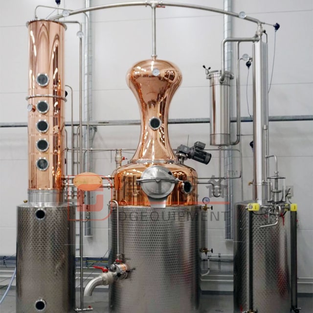 Un set di linea di produzione di vodka all'uva materiale in rame attrezzature per distilleria 1000L